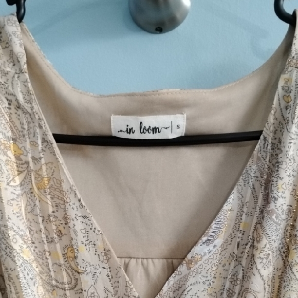 In loom Beige and Gold Paisley V-Neck Midi Dress Excellent Condition Size Small - Picture 2 of 6